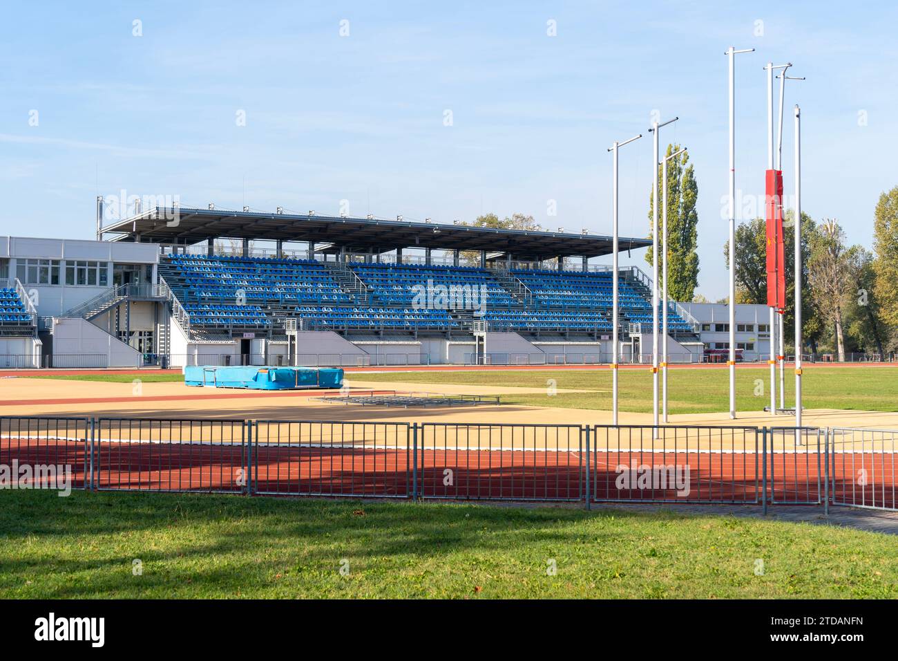 Stadio sportivo con campo di atletica e stand Foto Stock