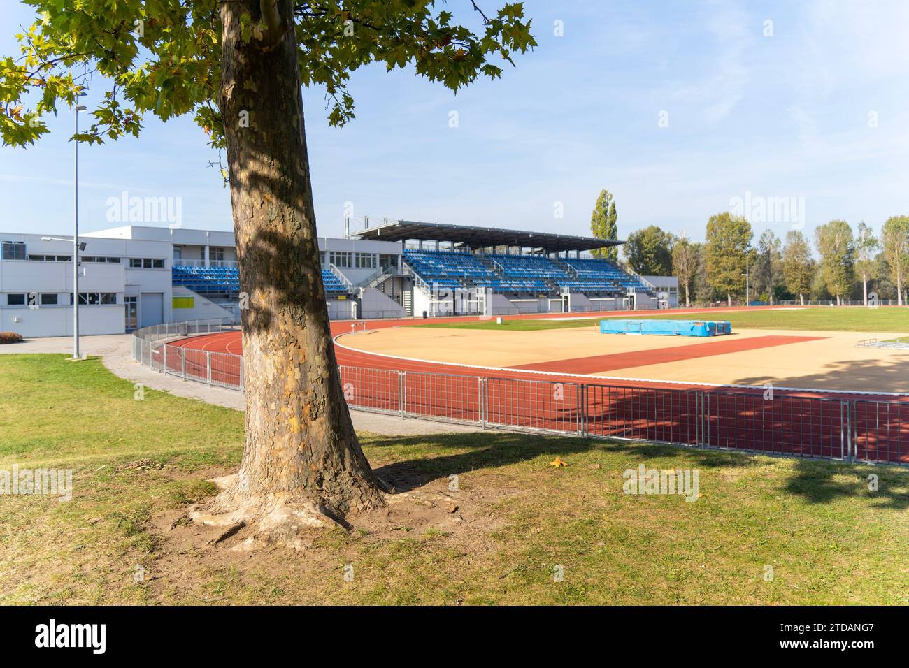 Stadio sportivo con campo di atletica e stand Foto Stock