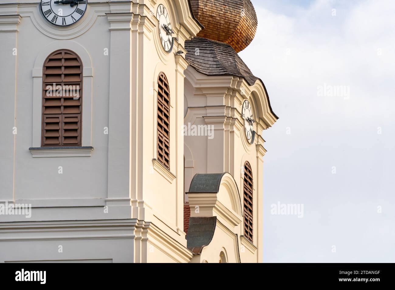 Torri della chiesa barocca con orologio a torre in autunno Foto Stock