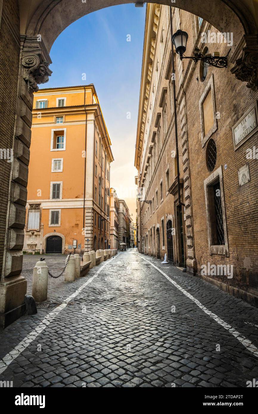 Bella strada vuota di Sant'Agostino a Roma la mattina Foto Stock