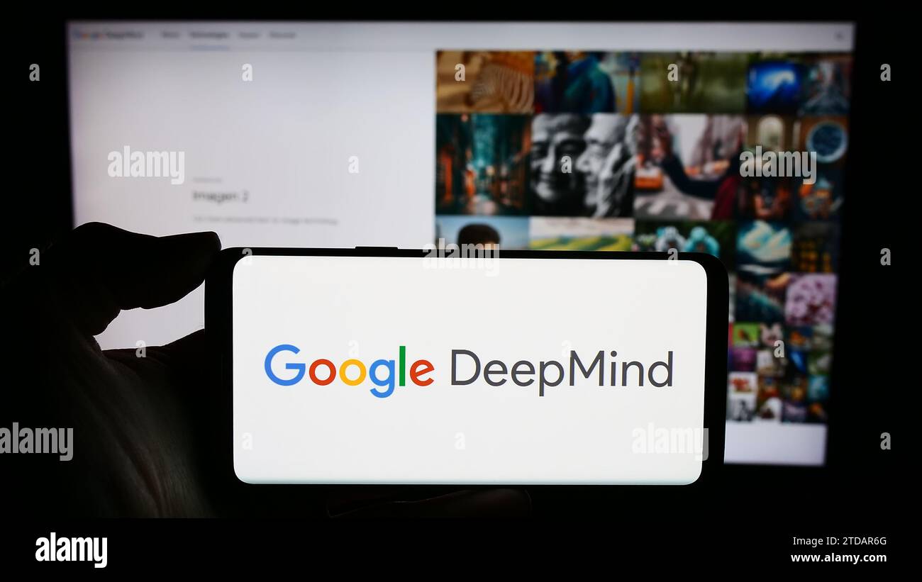 Persona che possiede un cellulare con il logo della società di intelligenza artificiale Google DeepMind davanti alla pagina Web aziendale. Concentrarsi sul display del telefono. Foto Stock