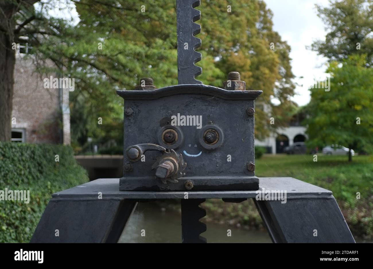 disegnato su una faccia sorridente su un antico dettaglio del ponte Foto Stock
