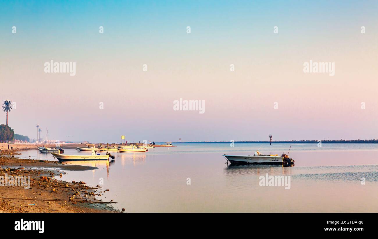 Armonia mattutina: Barche costiere che abbelliscono il litorale del Mare di Dammam, Arabia Saudita. Foto Stock