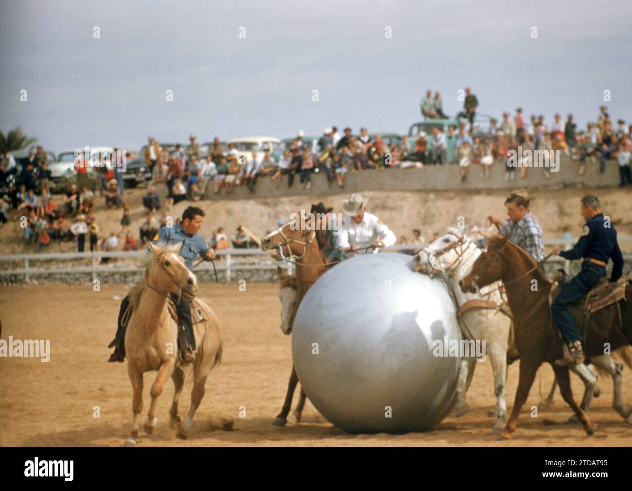 PHOENIX, Arizona - 15 MARZO: Il vice sceriffo della contea di Maricopa gioca a Pushball con un enorme pallone d'argento nell'arena dell'Arizona Biltmore Hotel il 15 marzo 1955 a Phoenix, Arizona. (Foto di Hy Peskin) Foto Stock