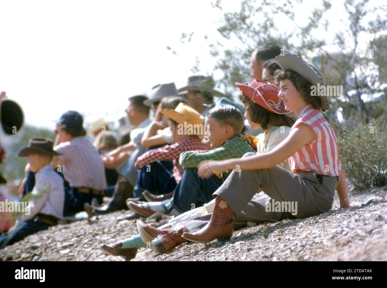 PHOENIX, Arizona - 15 MARZO: I tifosi guardano il vice sceriffo della contea di Maricopa giocare a Pushball con un enorme pallone d'argento nell'arena dell'Arizona Biltmore Hotel il 15 marzo 1955 a Phoenix, Arizona. (Foto di Hy Peskin) Foto Stock