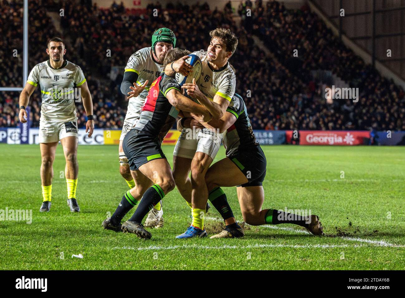 Lo Stade Toulousain scrum-Half Antoine Dupont viene affrontato dal prostituta di Harlequin, Jack Walker e Oscar Beard, fermando i metri internazionali francesi dalla linea di meta in uno scontro al secondo round nell'Investec Champions Cup match allo Stoop di Twickenham. Foto Stock