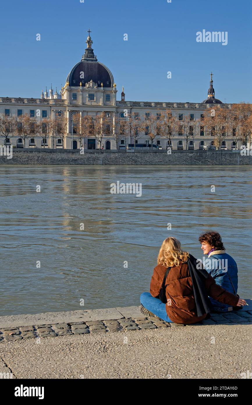 LIONE, FRANCIA, 17 dicembre 2023: La soleggiata passeggiata domenicale sulle rive del Rodano è un'attività tradizionale per gli abitanti di Lione Foto Stock