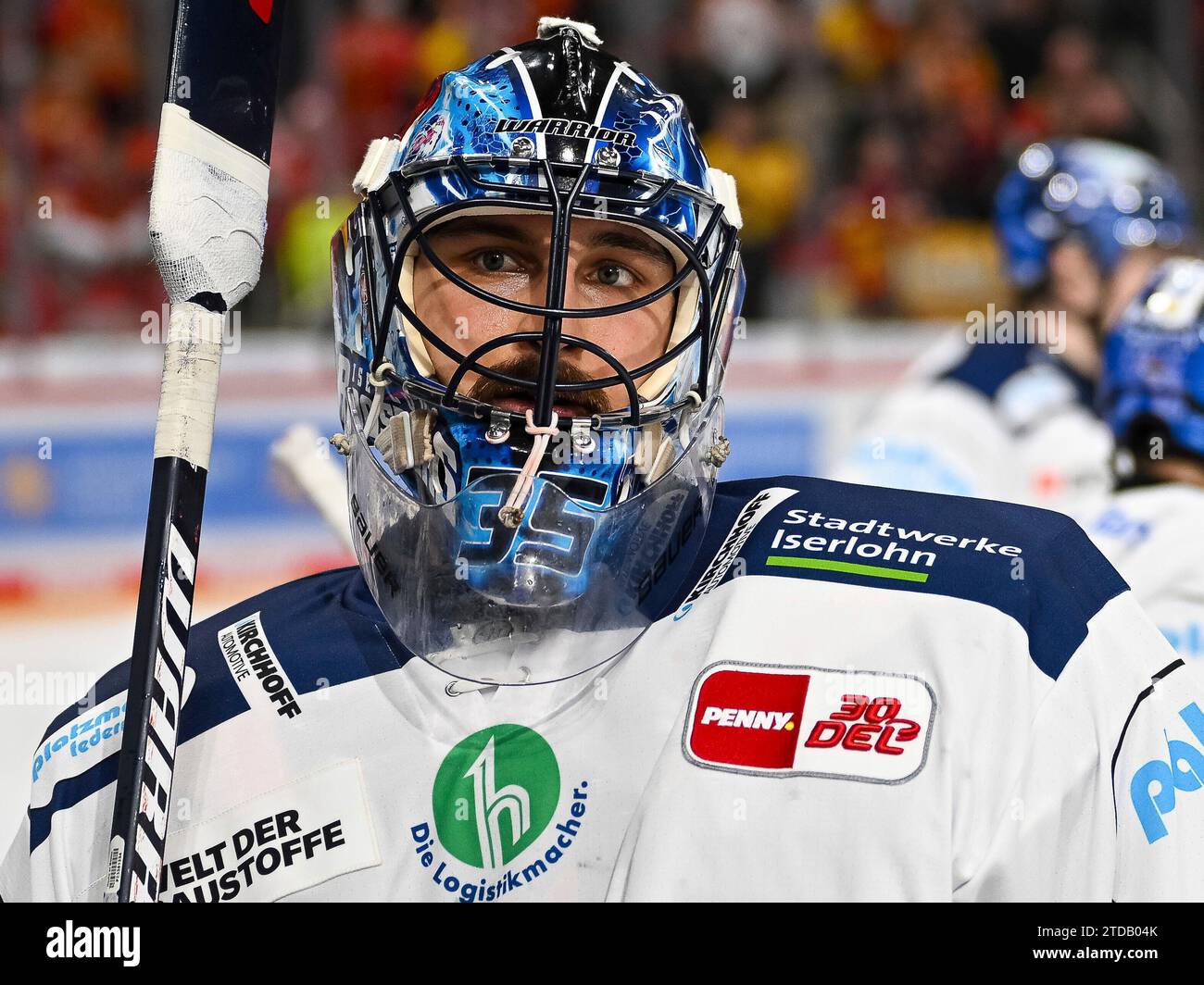 Kevin Reich (Iserlohn Roosters, n. 35) an der bande bei einem Powerbreak. Duesseldorfer EG vs. Iserlohn Roosters, Eishockey, Penny DEL, 28. Spieltag, Saison 2023/2024, 17.12.2023 foto: Eibner-Pressefoto/Thomas Haesler Foto Stock