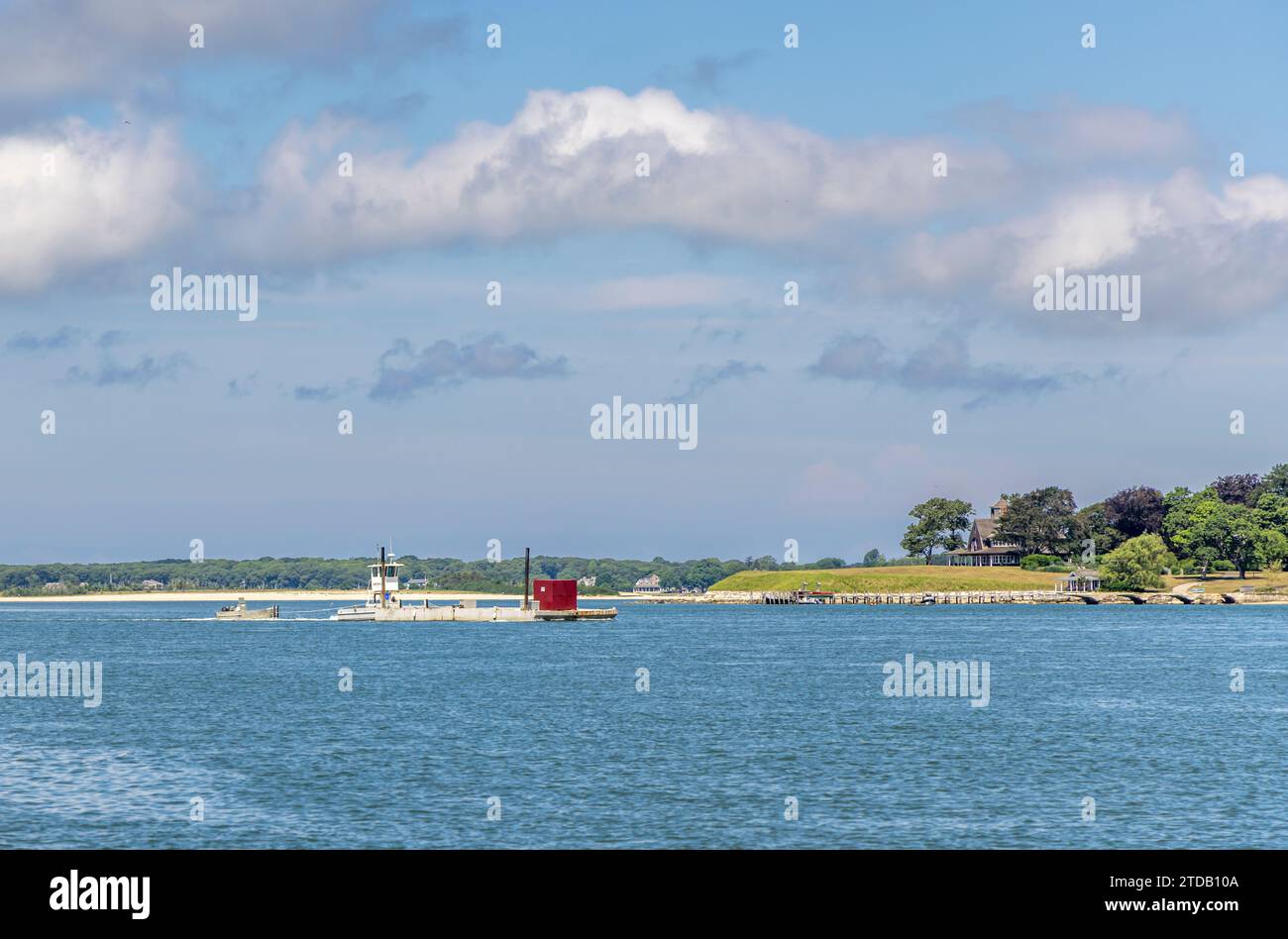 Barge, Chesterfield spinge una chiatta piatta fuori dall'isola di Shelter, new york Foto Stock