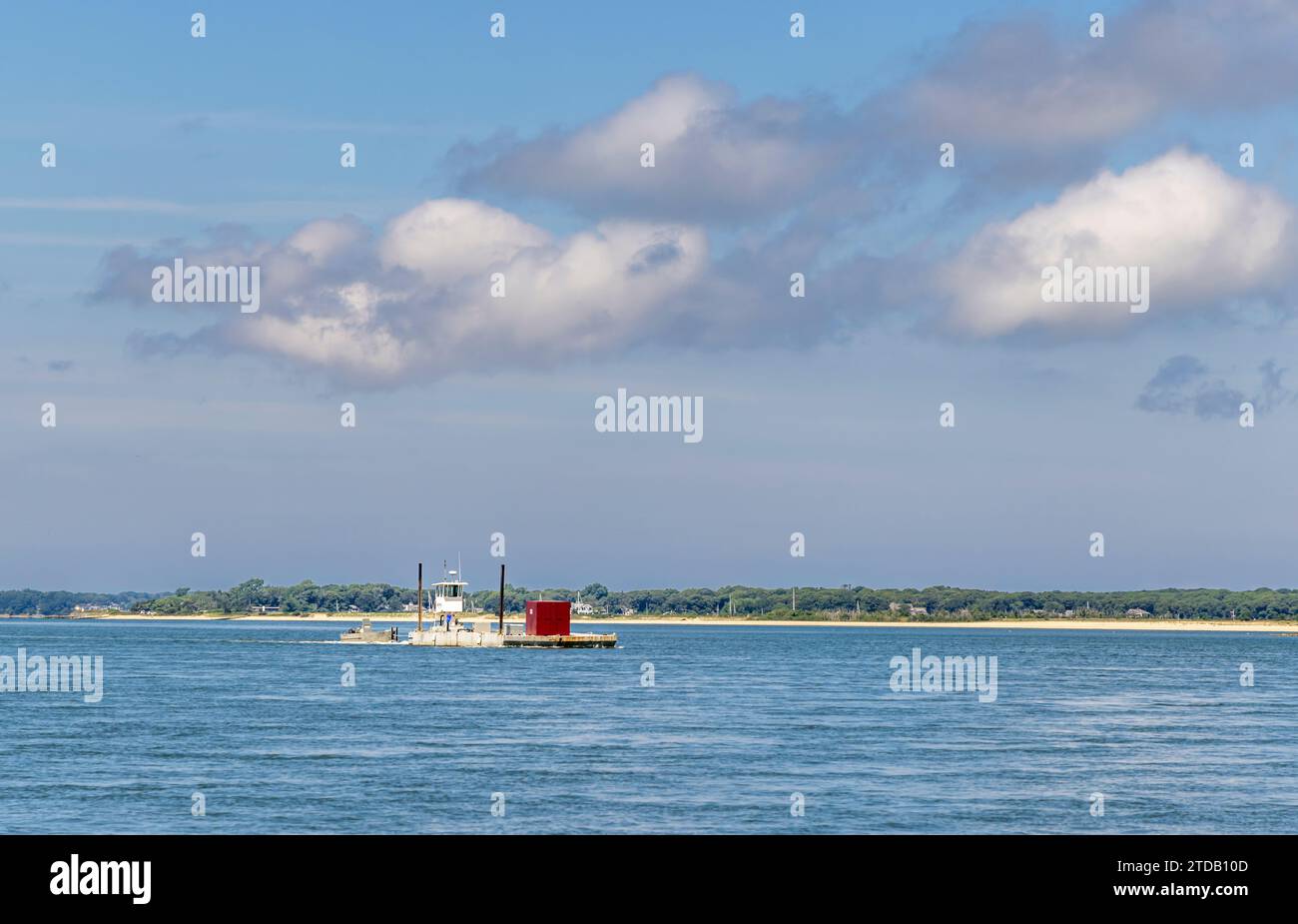 Barge, Chesterfield spinge una chiatta piatta fuori dall'isola di Shelter, new york Foto Stock