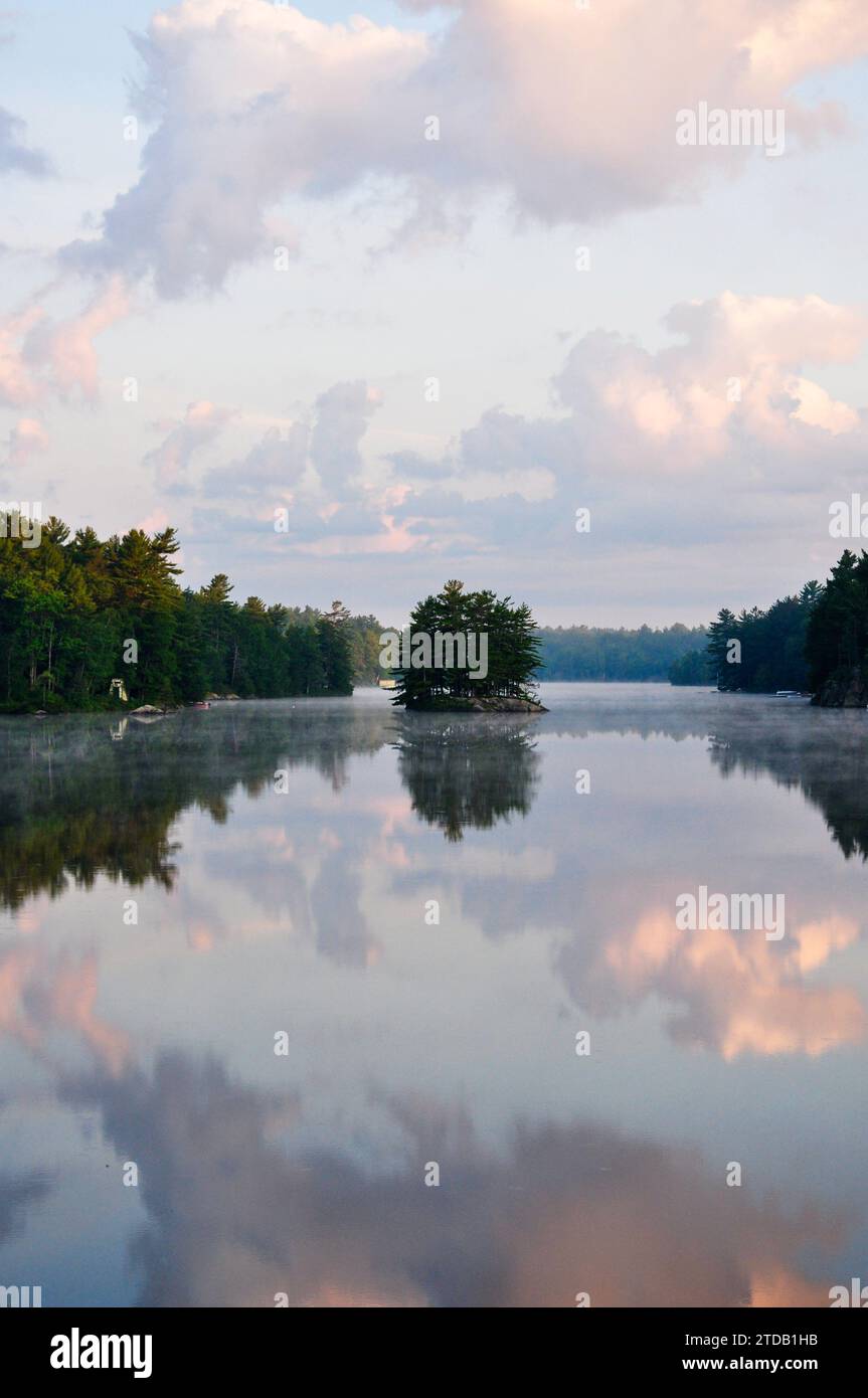 Splendide riflessioni all'alba sul lago Muldrew a Muskoka, Ontario, una lussuosa regione rurale a nord di Toronto. Foto Stock