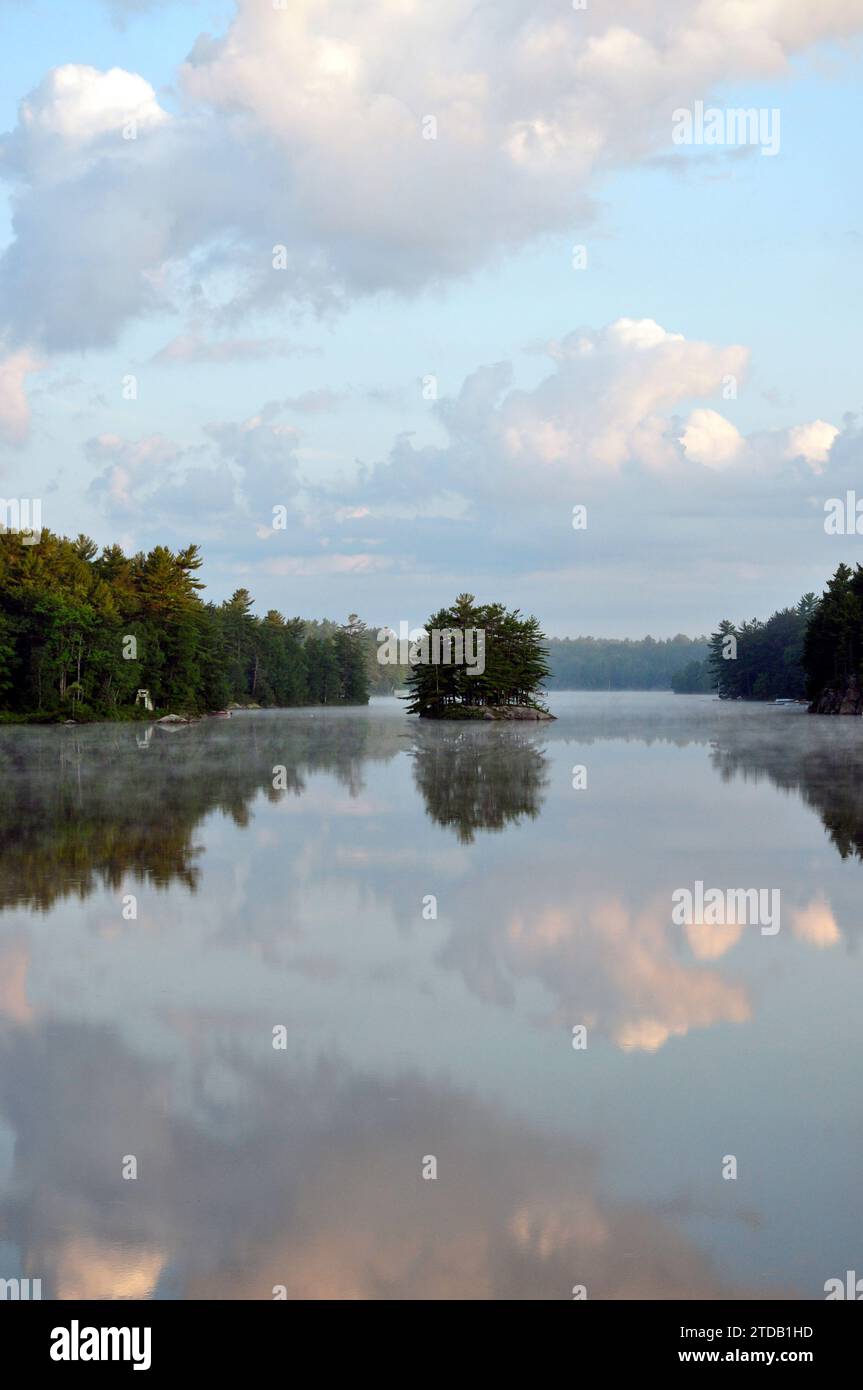 Splendide riflessioni all'alba sul lago Muldrew a Muskoka, Ontario, una lussuosa regione rurale a nord di Toronto. Foto Stock