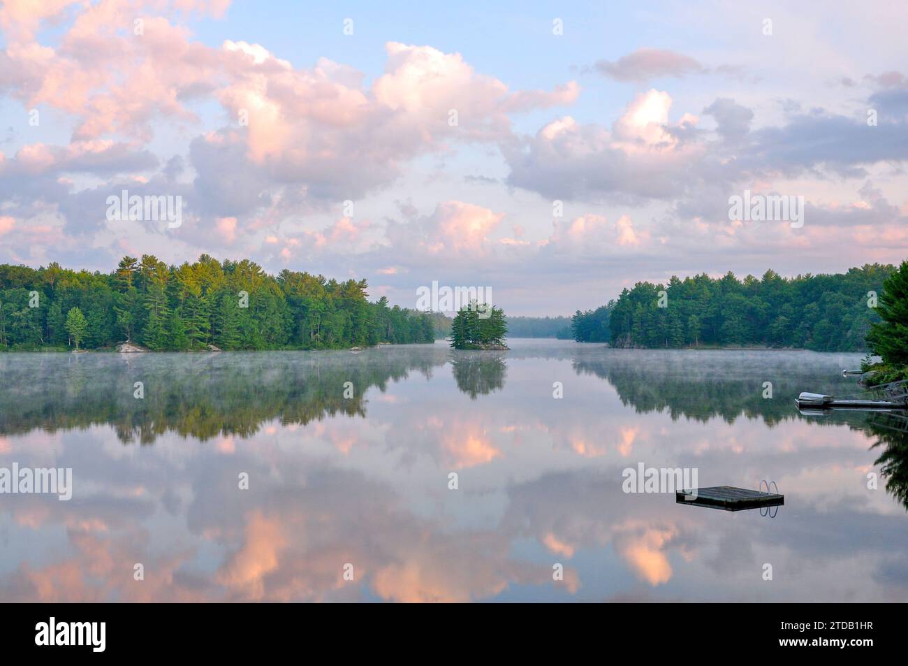 Splendide riflessioni all'alba sul lago Muldrew a Muskoka, Ontario, una lussuosa regione rurale a nord di Toronto. Foto Stock