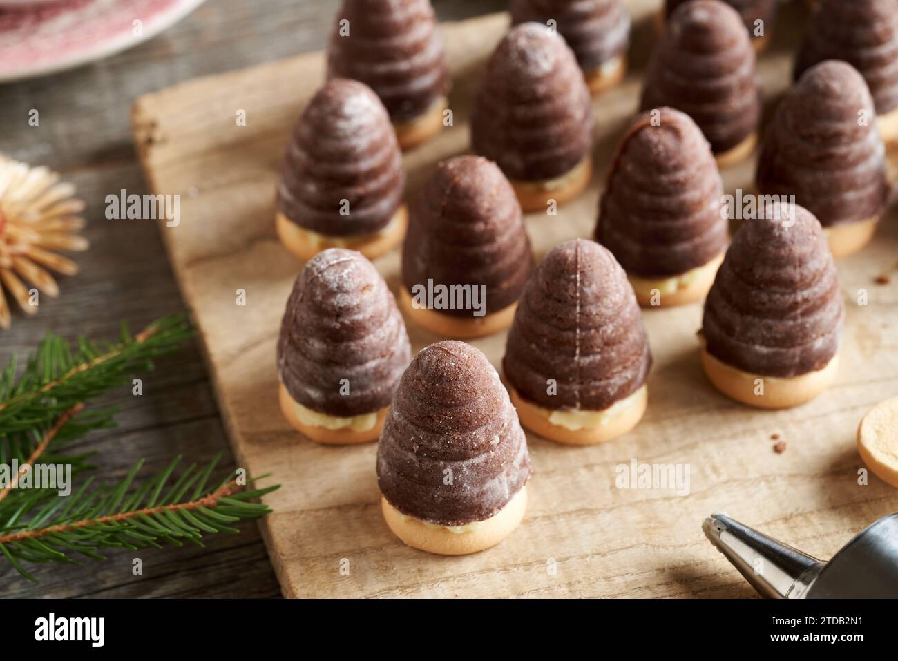 Preparazione di alveari o nidi di vespe a casa - tradizionali biscotti di Natale cechi riempiti con crema di eggnog Foto Stock