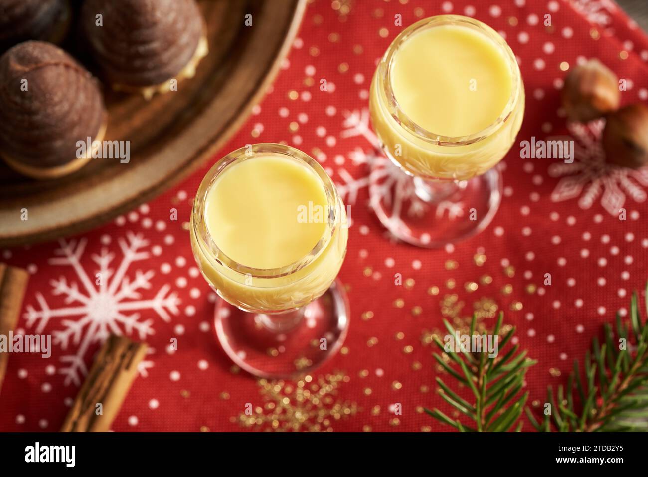 Eggnog in due bicchieri con biscotti fatti in casa di Natale Foto Stock