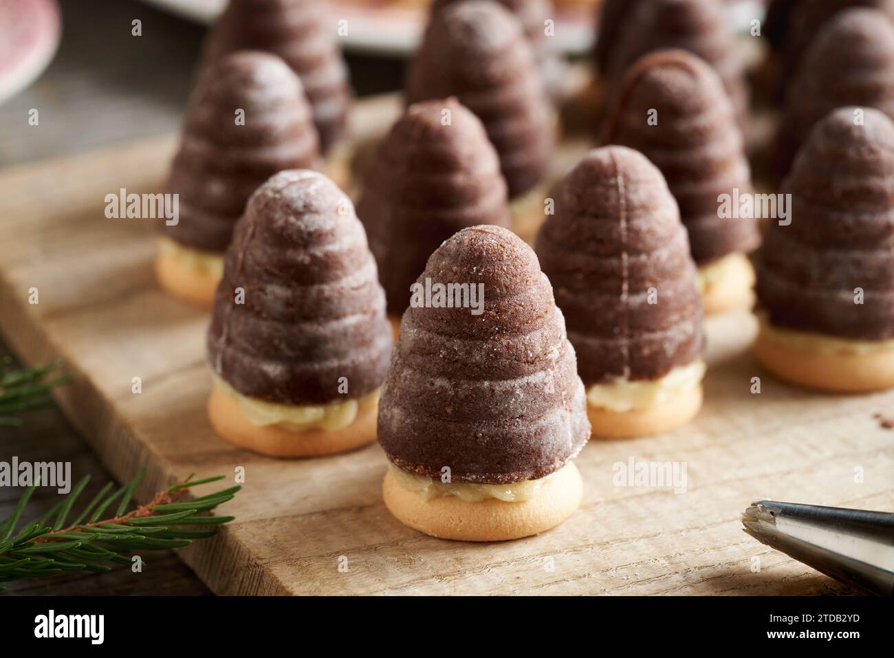 Alveari o nidi di vespe - biscotti di Natale cechi pieni di crema di eggnog su un tavolo Foto Stock
