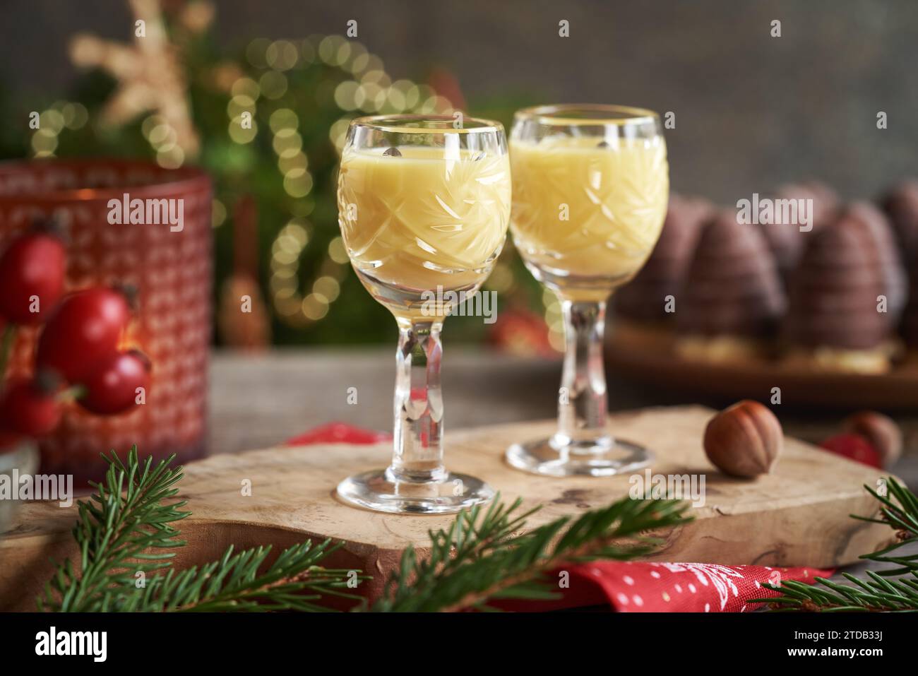 Due bicchieri di eggnog con biscotti natalizi e decorazioni Foto Stock