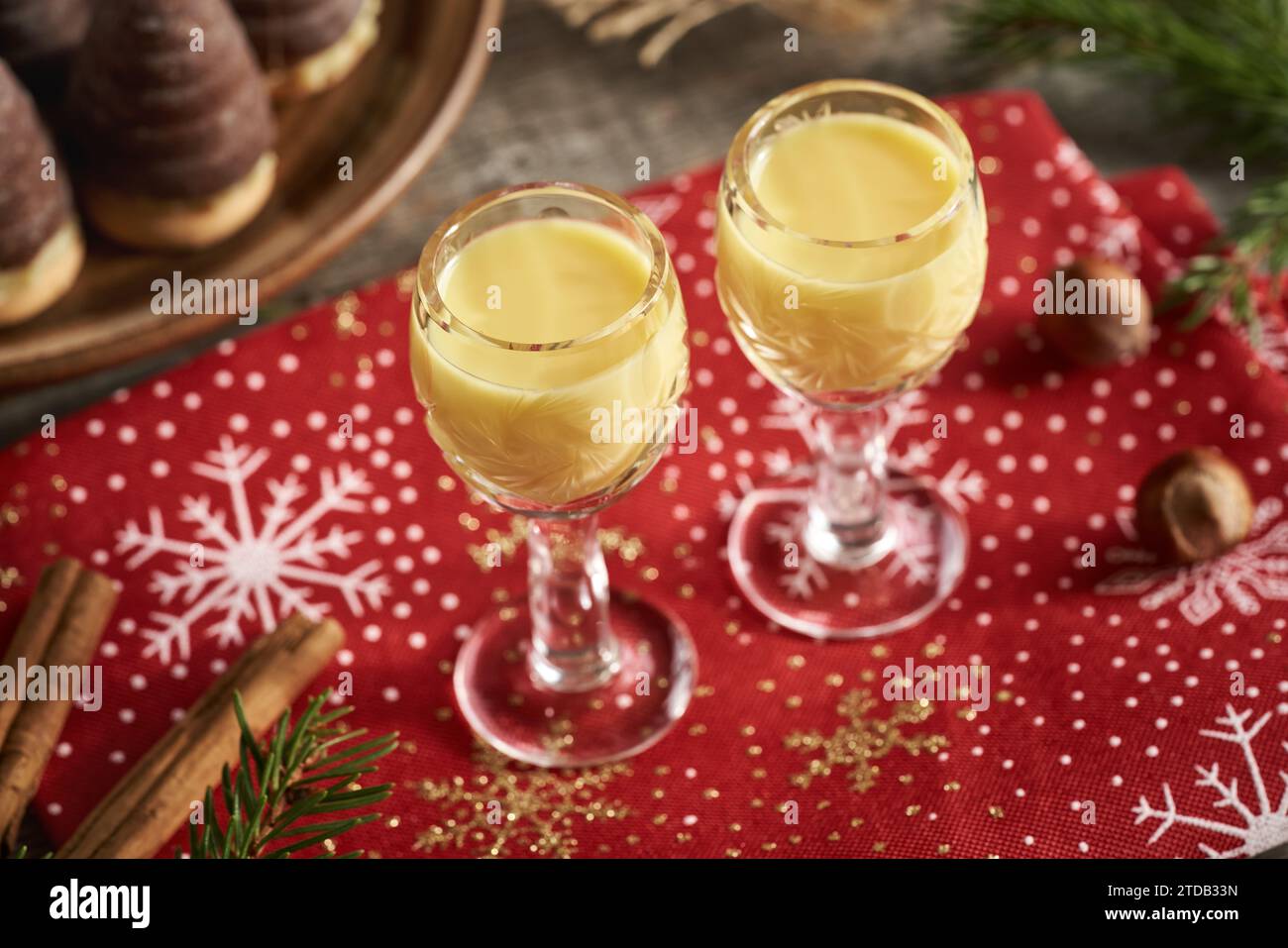 Eggnog in due bicchieri con biscotti di Natale Foto Stock