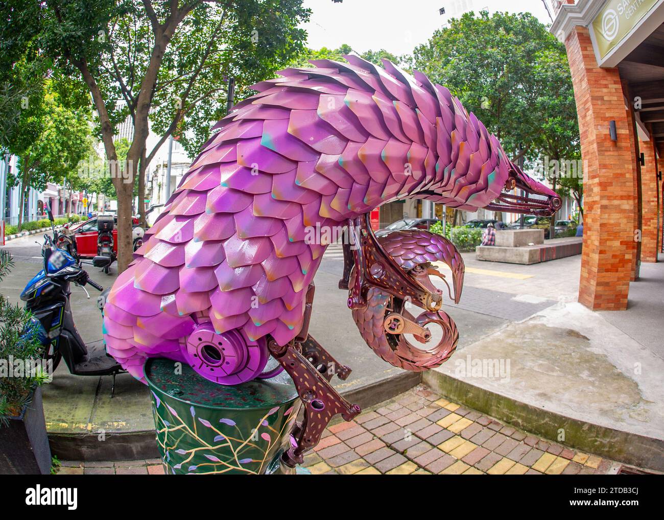 15 febbraio - 2023 - Kuala Lumpur - Malesia - opere d'arte sugli insetti metallici decorano una passerella pedonale a Kuala Lumpur. Foto Stock