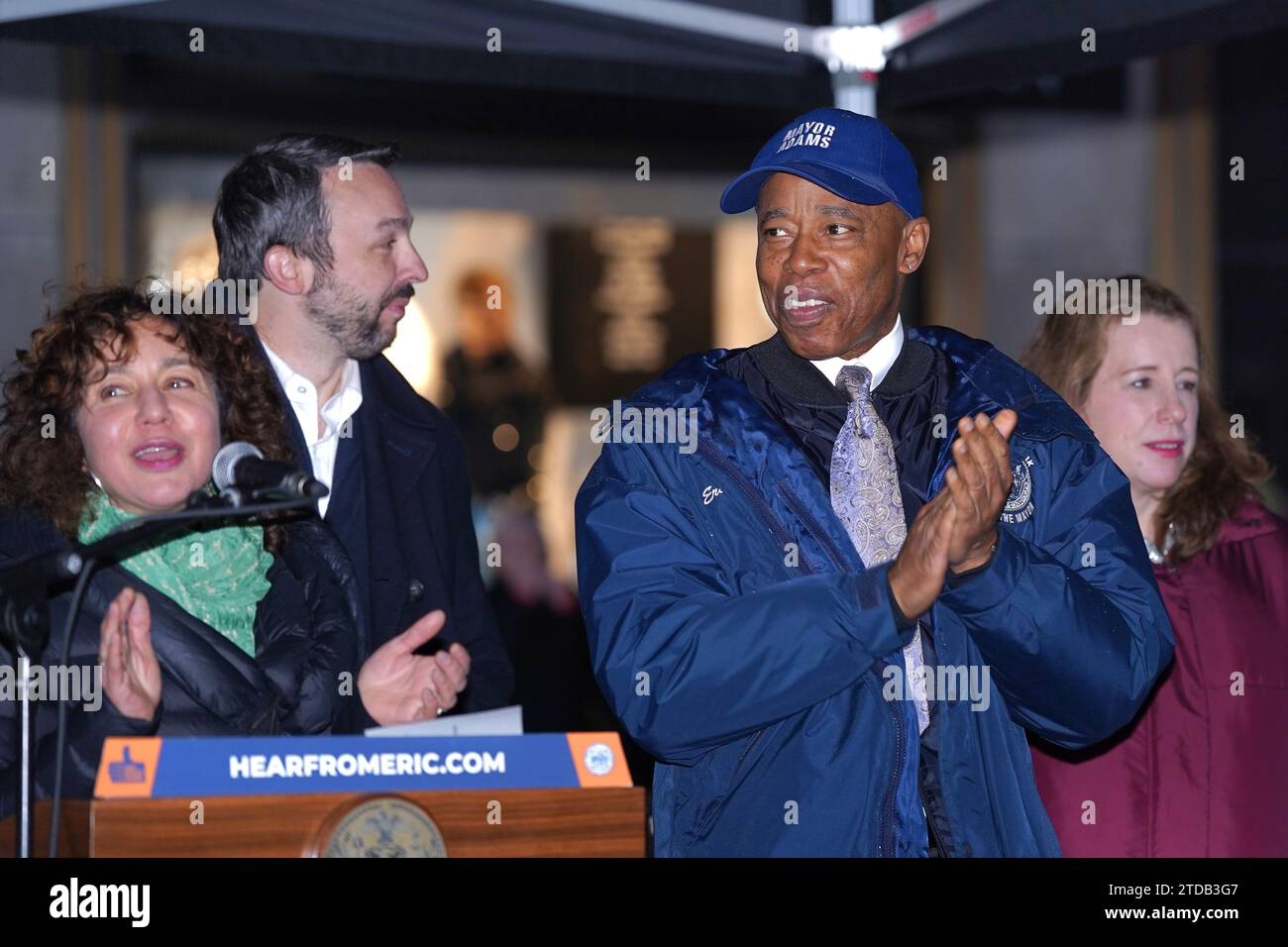 New York, New York, USA. 17 dicembre 2023. (NOVITÀ) festeggiamo le festività Open Street sulla 5th Avenue. 17 dicembre 2023, New York, USA: Il sindaco Adams ha segnato lo spirito festivo oggi alle 13:30 con un discorso speciale che celebra le festività natalizie Open Streets sulla Fifth Avenue. L'evento si è svolto tra East 57th Street e East 58th Street, portando l'atmosfera gioiosa ai newyorkesi in questo vivace tratto della città. (Immagine di credito: © Jorge Estrellado/TheNEWS2 via ZUMA Press Wire) SOLO USO EDITORIALE! Non per USO commerciale! Foto Stock