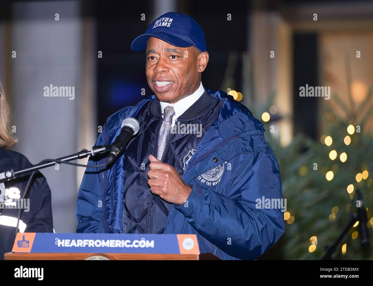 New York, New York, USA. 17 dicembre 2023. (NOVITÀ) festeggiamo le festività Open Street sulla 5th Avenue. 17 dicembre 2023, New York, USA: Il sindaco Adams ha segnato lo spirito festivo oggi alle 13:30 con un discorso speciale che celebra le festività natalizie Open Streets sulla Fifth Avenue. L'evento si è svolto tra East 57th Street e East 58th Street, portando l'atmosfera gioiosa ai newyorkesi in questo vivace tratto della città. (Immagine di credito: © Jorge Estrellado/TheNEWS2 via ZUMA Press Wire) SOLO USO EDITORIALE! Non per USO commerciale! Foto Stock