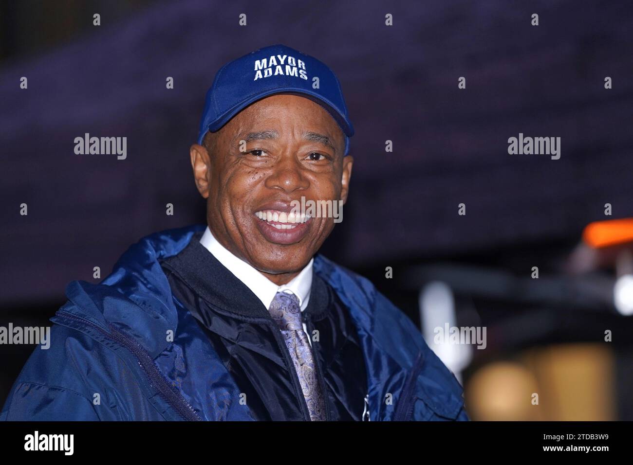 New York, New York, USA. 17 dicembre 2023. (NOVITÀ) festeggiamo le festività Open Street sulla 5th Avenue. 17 dicembre 2023, New York, USA: Il sindaco Adams ha segnato lo spirito festivo oggi alle 13:30 con un discorso speciale che celebra le festività natalizie Open Streets sulla Fifth Avenue. L'evento si è svolto tra East 57th Street e East 58th Street, portando l'atmosfera gioiosa ai newyorkesi in questo vivace tratto della città. (Immagine di credito: © Jorge Estrellado/TheNEWS2 via ZUMA Press Wire) SOLO USO EDITORIALE! Non per USO commerciale! Foto Stock