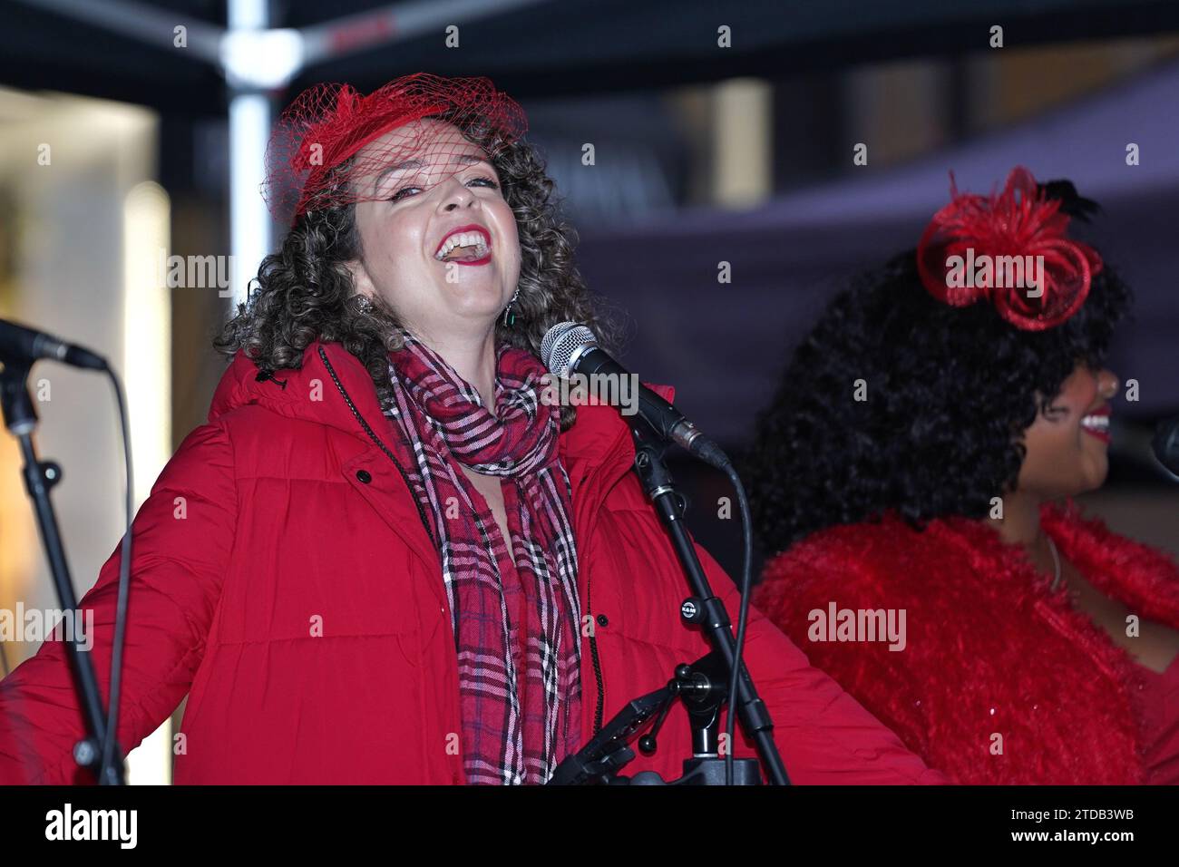 New York, New York, USA. 17 dicembre 2023. (NOVITÀ) festeggiamo le festività Open Street sulla 5th Avenue. 17 dicembre 2023, New York, USA: Il sindaco Adams ha segnato lo spirito festivo oggi alle 13:30 con un discorso speciale che celebra le festività natalizie Open Streets sulla Fifth Avenue. L'evento si è svolto tra East 57th Street e East 58th Street, portando l'atmosfera gioiosa ai newyorkesi in questo vivace tratto della città. (Immagine di credito: © Jorge Estrellado/TheNEWS2 via ZUMA Press Wire) SOLO USO EDITORIALE! Non per USO commerciale! Foto Stock