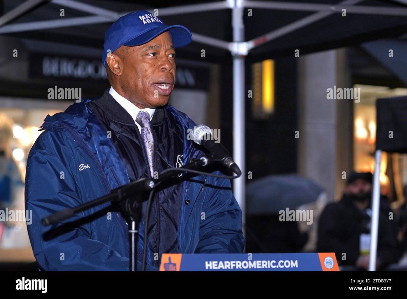New York, New York, USA. 17 dicembre 2023. (NOVITÀ) festeggiamo le festività Open Street sulla 5th Avenue. 17 dicembre 2023, New York, USA: Il sindaco Adams ha segnato lo spirito festivo oggi alle 13:30 con un discorso speciale che celebra le festività natalizie Open Streets sulla Fifth Avenue. L'evento si è svolto tra East 57th Street e East 58th Street, portando l'atmosfera gioiosa ai newyorkesi in questo vivace tratto della città. (Immagine di credito: © Jorge Estrellado/TheNEWS2 via ZUMA Press Wire) SOLO USO EDITORIALE! Non per USO commerciale! Foto Stock