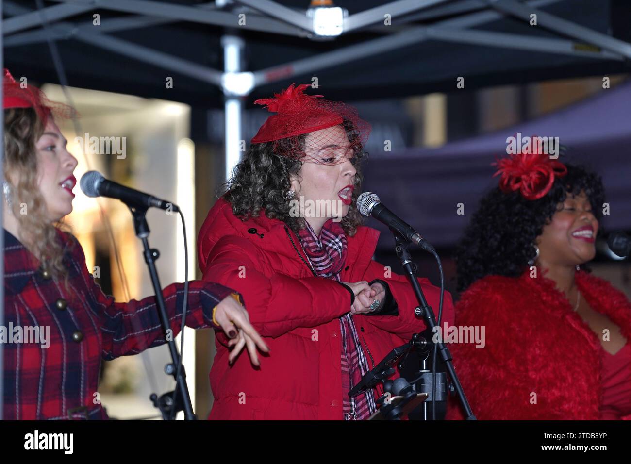 New York, New York, USA. 17 dicembre 2023. (NOVITÀ) festeggiamo le festività Open Street sulla 5th Avenue. 17 dicembre 2023, New York, USA: Il sindaco Adams ha segnato lo spirito festivo oggi alle 13:30 con un discorso speciale che celebra le festività natalizie Open Streets sulla Fifth Avenue. L'evento si è svolto tra East 57th Street e East 58th Street, portando l'atmosfera gioiosa ai newyorkesi in questo vivace tratto della città. (Immagine di credito: © Jorge Estrellado/TheNEWS2 via ZUMA Press Wire) SOLO USO EDITORIALE! Non per USO commerciale! Foto Stock