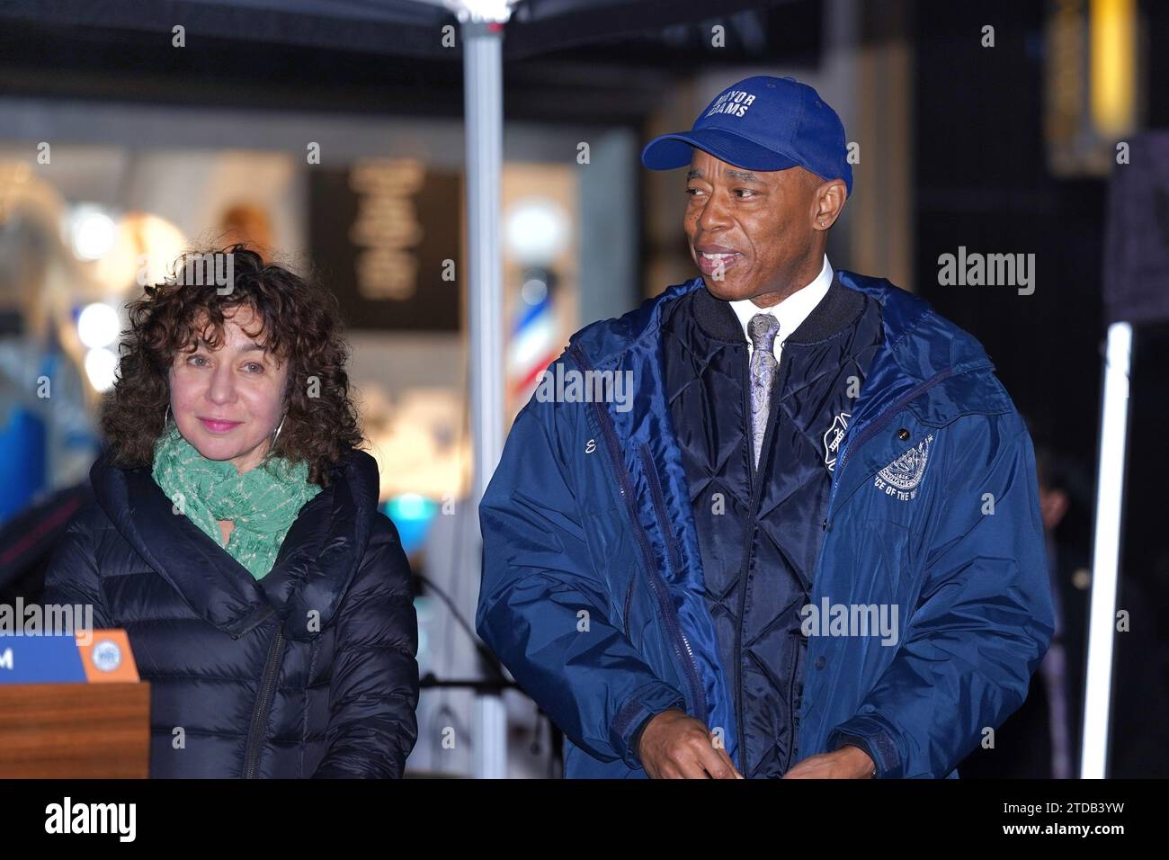 New York, New York, USA. 17 dicembre 2023. (NOVITÀ) festeggiamo le festività Open Street sulla 5th Avenue. 17 dicembre 2023, New York, USA: Il sindaco Adams ha segnato lo spirito festivo oggi alle 13:30 con un discorso speciale che celebra le festività natalizie Open Streets sulla Fifth Avenue. L'evento si è svolto tra East 57th Street e East 58th Street, portando l'atmosfera gioiosa ai newyorkesi in questo vivace tratto della città. (Immagine di credito: © Jorge Estrellado/TheNEWS2 via ZUMA Press Wire) SOLO USO EDITORIALE! Non per USO commerciale! Foto Stock