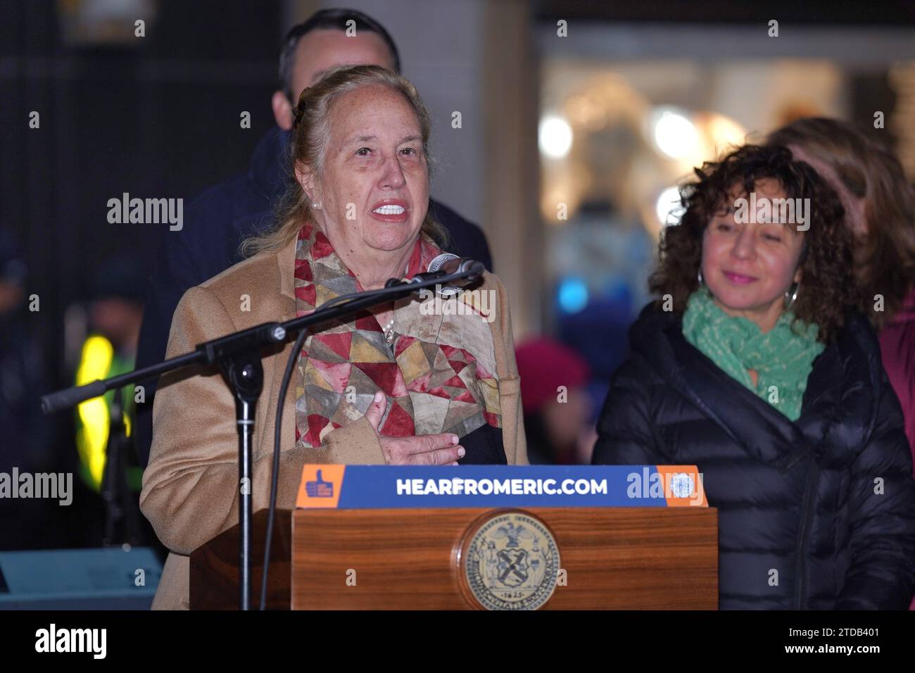 New York, New York, USA. 17 dicembre 2023. (NOVITÀ) festeggiamo le festività Open Street sulla 5th Avenue. 17 dicembre 2023, New York, USA: Il sindaco Adams ha segnato lo spirito festivo oggi alle 13:30 con un discorso speciale che celebra le festività natalizie Open Streets sulla Fifth Avenue. L'evento si è svolto tra East 57th Street e East 58th Street, portando l'atmosfera gioiosa ai newyorkesi in questo vivace tratto della città. (Immagine di credito: © Jorge Estrellado/TheNEWS2 via ZUMA Press Wire) SOLO USO EDITORIALE! Non per USO commerciale! Foto Stock