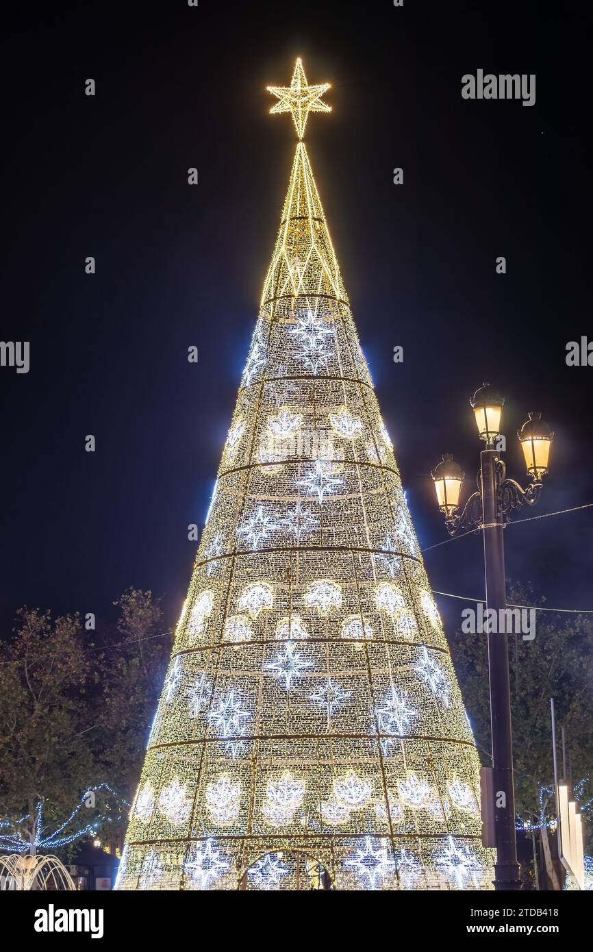 Albero di Natale a Puerta de Jerez (porta Jerez) a Siviglia, Andalusia, Spagna Foto Stock