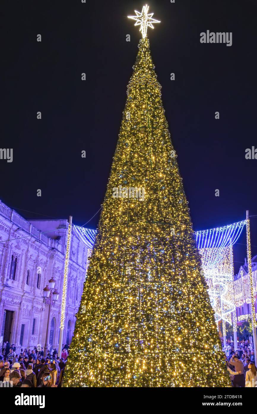Siviglia, Spagna - 16 dicembre 2023: Albero di Natale nel municipio di Siviglia, Andalusia, Spagna Foto Stock