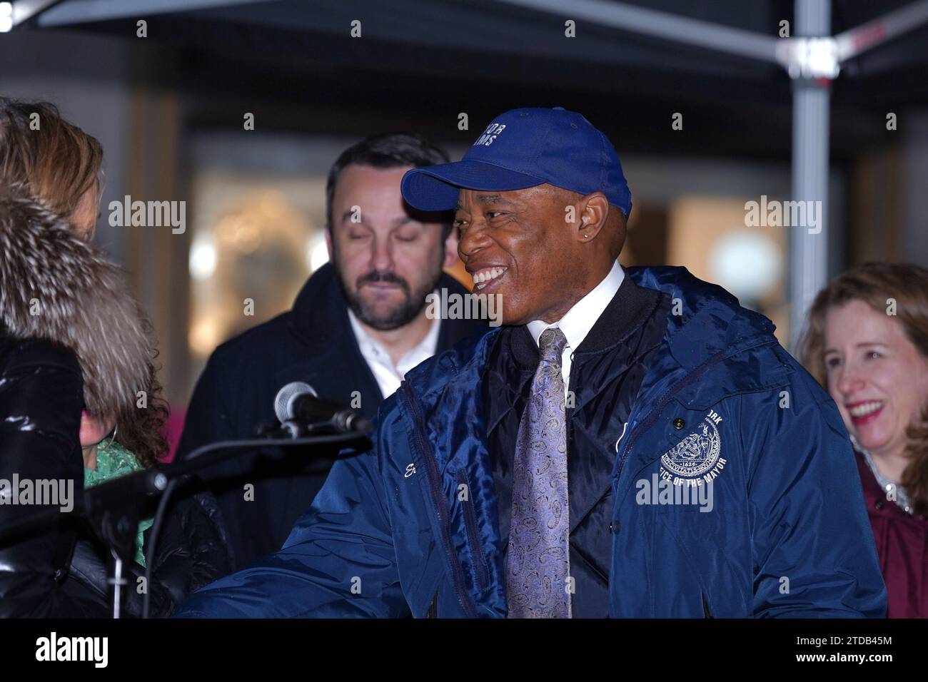 New York, New York, USA. 17 dicembre 2023. (NOVITÀ) festeggiamo le festività Open Street sulla 5th Avenue. 17 dicembre 2023, New York, USA: Il sindaco Adams ha segnato lo spirito festivo oggi alle 13:30 con un discorso speciale che celebra le festività natalizie Open Streets sulla Fifth Avenue. L'evento si è svolto tra East 57th Street e East 58th Street, portando l'atmosfera gioiosa ai newyorkesi in questo vivace tratto della città. (Immagine di credito: © Jorge Estrellado/TheNEWS2 via ZUMA Press Wire) SOLO USO EDITORIALE! Non per USO commerciale! Foto Stock