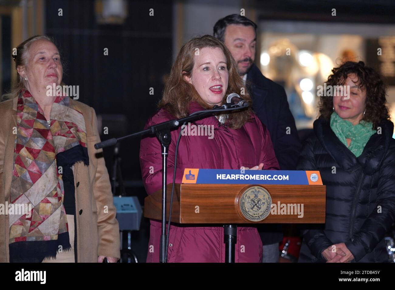 New York, New York, USA. 17 dicembre 2023. (NOVITÀ) festeggiamo le festività Open Street sulla 5th Avenue. 17 dicembre 2023, New York, USA: Il sindaco Adams ha segnato lo spirito festivo oggi alle 13:30 con un discorso speciale che celebra le festività natalizie Open Streets sulla Fifth Avenue. L'evento si è svolto tra East 57th Street e East 58th Street, portando l'atmosfera gioiosa ai newyorkesi in questo vivace tratto della città. (Immagine di credito: © Jorge Estrellado/TheNEWS2 via ZUMA Press Wire) SOLO USO EDITORIALE! Non per USO commerciale! Foto Stock