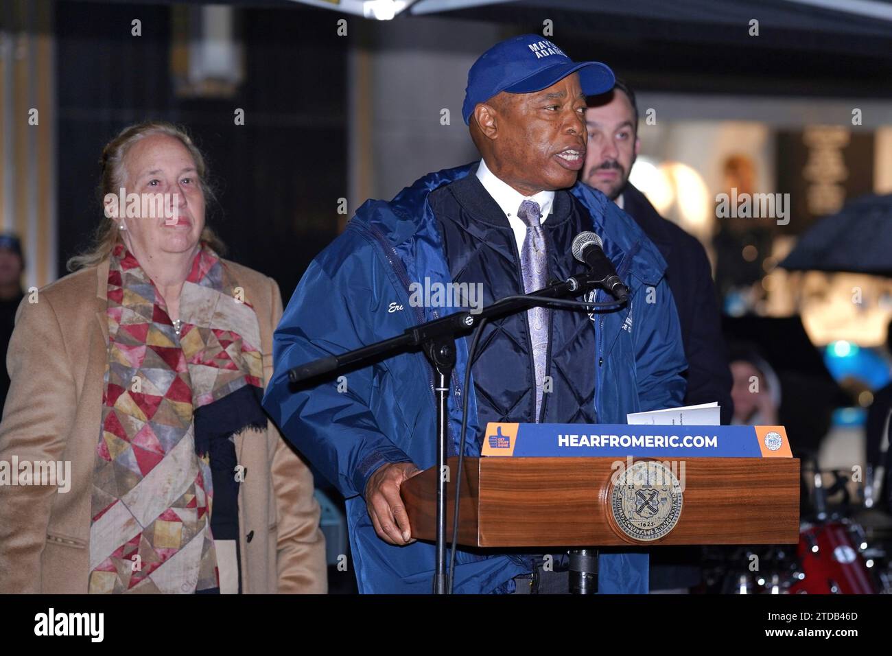 New York, New York, USA. 17 dicembre 2023. (NOVITÀ) festeggiamo le festività Open Street sulla 5th Avenue. 17 dicembre 2023, New York, USA: Il sindaco Adams ha segnato lo spirito festivo oggi alle 13:30 con un discorso speciale che celebra le festività natalizie Open Streets sulla Fifth Avenue. L'evento si è svolto tra East 57th Street e East 58th Street, portando l'atmosfera gioiosa ai newyorkesi in questo vivace tratto della città. (Immagine di credito: © Jorge Estrellado/TheNEWS2 via ZUMA Press Wire) SOLO USO EDITORIALE! Non per USO commerciale! Foto Stock