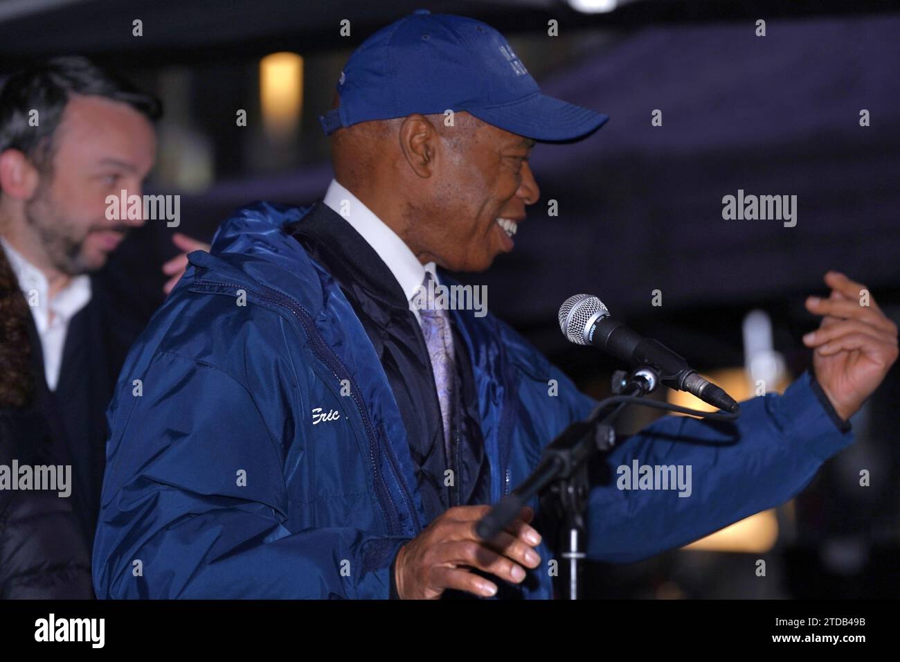 New York, New York, USA. 17 dicembre 2023. (NOVITÀ) festeggiamo le festività Open Street sulla 5th Avenue. 17 dicembre 2023, New York, USA: Il sindaco Adams ha segnato lo spirito festivo oggi alle 13:30 con un discorso speciale che celebra le festività natalizie Open Streets sulla Fifth Avenue. L'evento si è svolto tra East 57th Street e East 58th Street, portando l'atmosfera gioiosa ai newyorkesi in questo vivace tratto della città. (Immagine di credito: © Jorge Estrellado/TheNEWS2 via ZUMA Press Wire) SOLO USO EDITORIALE! Non per USO commerciale! Foto Stock