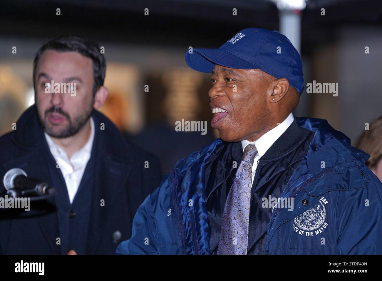 New York, New York, USA. 17 dicembre 2023. (NOVITÀ) festeggiamo le festività Open Street sulla 5th Avenue. 17 dicembre 2023, New York, USA: Il sindaco Adams ha segnato lo spirito festivo oggi alle 13:30 con un discorso speciale che celebra le festività natalizie Open Streets sulla Fifth Avenue. L'evento si è svolto tra East 57th Street e East 58th Street, portando l'atmosfera gioiosa ai newyorkesi in questo vivace tratto della città. (Immagine di credito: © Jorge Estrellado/TheNEWS2 via ZUMA Press Wire) SOLO USO EDITORIALE! Non per USO commerciale! Foto Stock