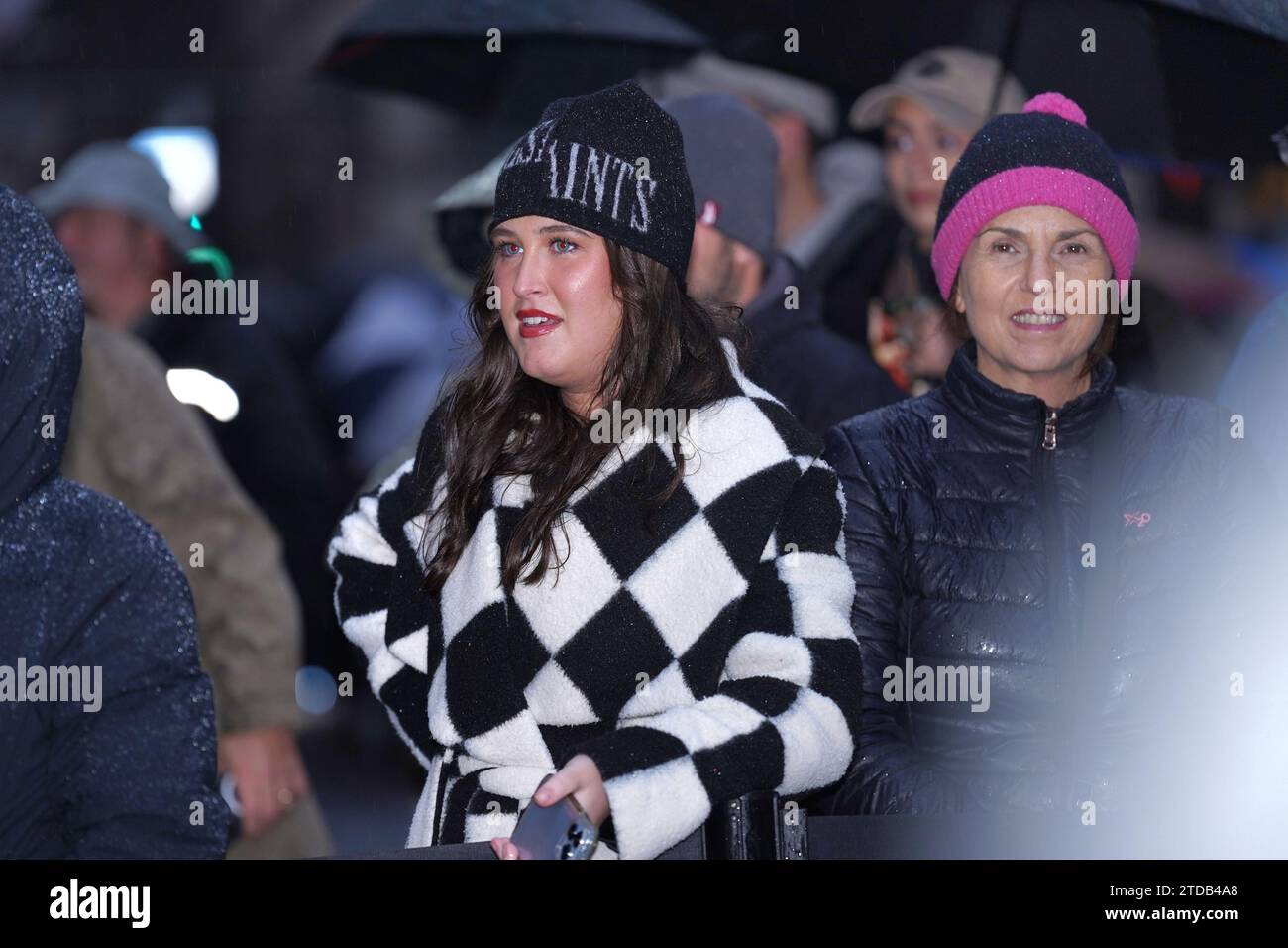 New York, New York, USA. 17 dicembre 2023. (NOVITÀ) festeggiamo le festività Open Street sulla 5th Avenue. 17 dicembre 2023, New York, USA: Il sindaco Adams ha segnato lo spirito festivo oggi alle 13:30 con un discorso speciale che celebra le festività natalizie Open Streets sulla Fifth Avenue. L'evento si è svolto tra East 57th Street e East 58th Street, portando l'atmosfera gioiosa ai newyorkesi in questo vivace tratto della città. (Immagine di credito: © Jorge Estrellado/TheNEWS2 via ZUMA Press Wire) SOLO USO EDITORIALE! Non per USO commerciale! Foto Stock