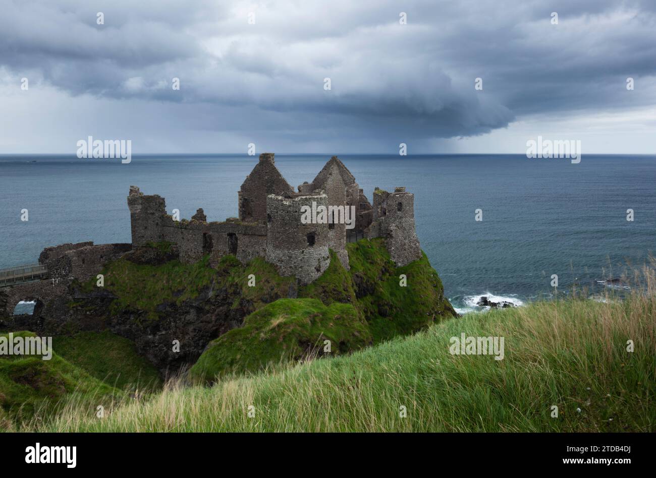 Castello di Dunluce e tempesta di passaggio. Contea di Antrim, Irlanda del Nord. REGNO UNITO. Foto Stock