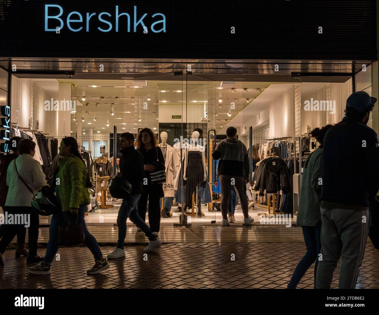 Palma di Maiorca, Spagna; 12 dicembre 2023: Facciata principale di un negozio che vende moda e accessori della catena internazionale Bershka, di notte. Palma Foto Stock