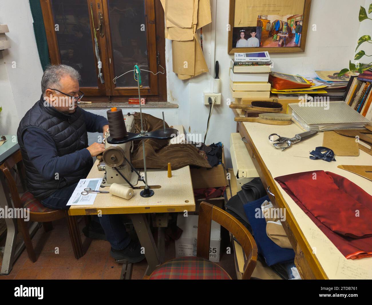 Il sarto cuce una giacca di velluto, sartoria artigianale toscana, alta moda, Castagneto Carducci, Toscana, Italia Foto Stock