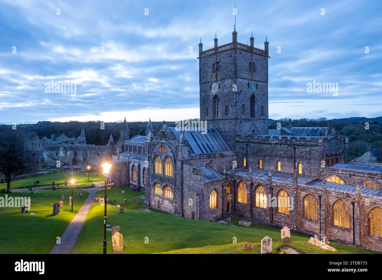 Cattedrale di St Davids al tramonto. Pembrokeshire, Galles, Regno Unito. Foto Stock