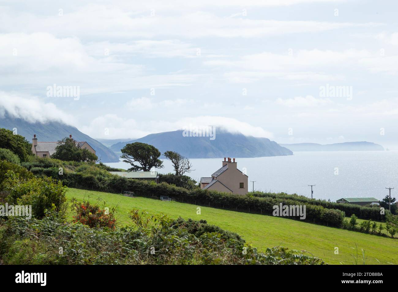 Case sulla costa vicino a Niarbyl. Isola di Man, Regno Unito. Foto Stock