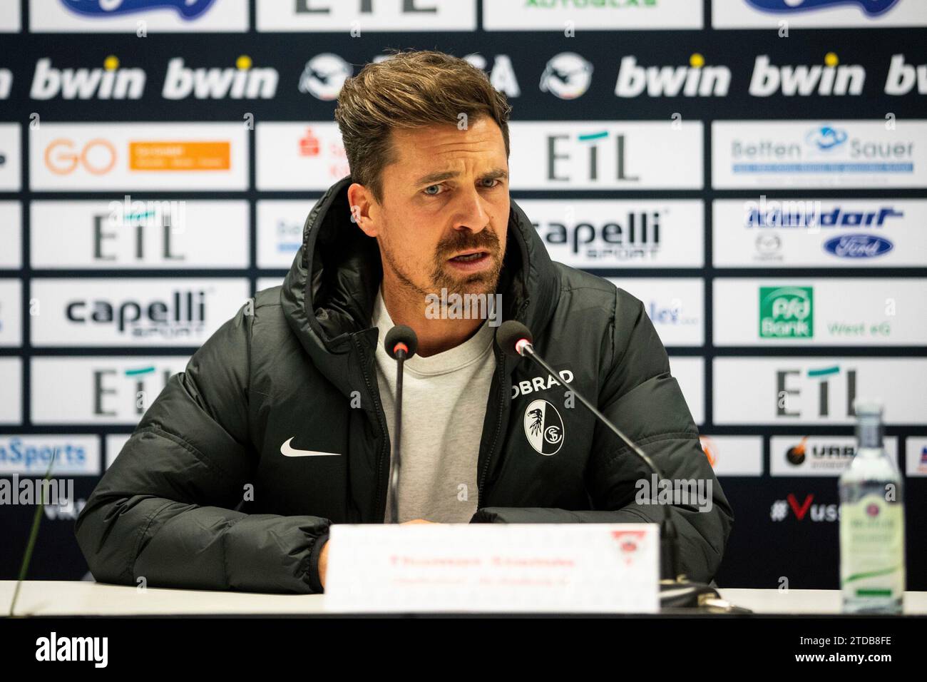 Koeln, Deutschland. 17 dicembre 2023. Thomas Stamm (SC Freiburg II, Cheftrainer) bei der Pressekonferenz nach dem Spiel 3. Liga 19.Spieltag: FC Viktoria K?ln - SC Freiburg II; Sportpark H?henberg, K?ln; 17.12.2023 LE NORMATIVE DFL VIETANO QUALSIASI USO DI FOTOGRAFIE COME SEQUENZE DI IMMAGINI E/O QUASI-VIDEO. Credito: dpa/Alamy Live News Foto Stock