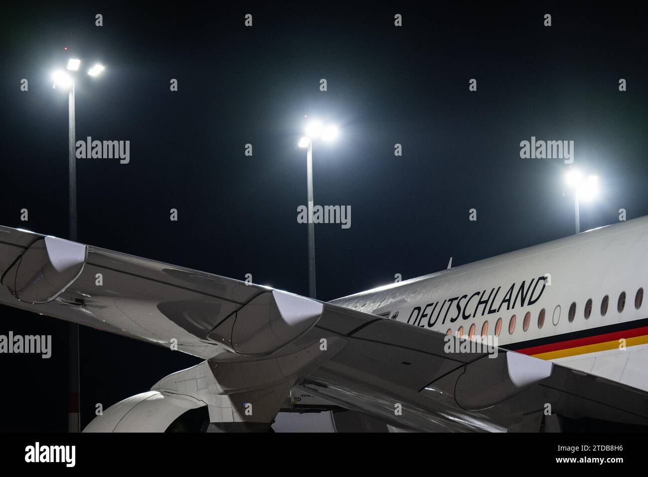 17 dicembre 2023, Brandeburgo, Schönefeld: Veduta di un aeromobile governativo A350 nella sezione militare dell'aeroporto BER. Il ministro degli Esteri Baerbock si reca in Ruanda. Foto: Hannes P Albert/dpa Foto Stock