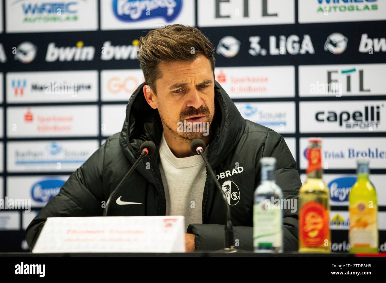 Koeln, Deutschland. 17 dicembre 2023. Thomas Stamm (SC Freiburg II, Cheftrainer) bei der Pressekonferenz nach dem Spiel 3. Liga 19.Spieltag: FC Viktoria K?ln - SC Freiburg II; Sportpark H?henberg, K?ln; 17.12.2023 LE NORMATIVE DFL VIETANO QUALSIASI USO DI FOTOGRAFIE COME SEQUENZE DI IMMAGINI E/O QUASI-VIDEO. Credito: dpa/Alamy Live News Foto Stock