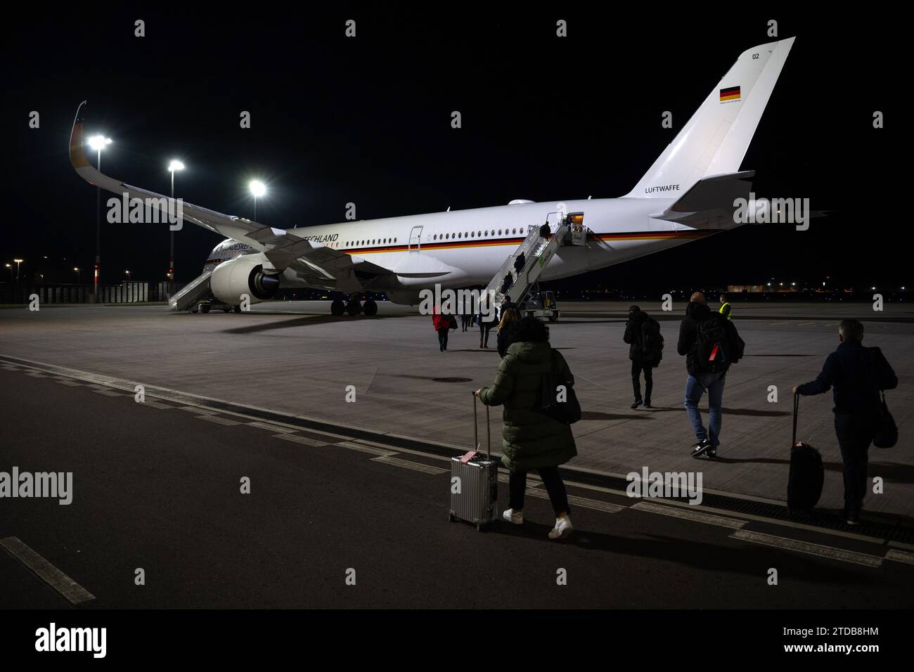 17 dicembre 2023, Brandeburgo, Schönefeld: Veduta di un aeromobile governativo A350 nella sezione militare dell'aeroporto BER. Il ministro degli Esteri Baerbock si reca in Ruanda. Foto: Hannes P. Albert/dpa Foto Stock