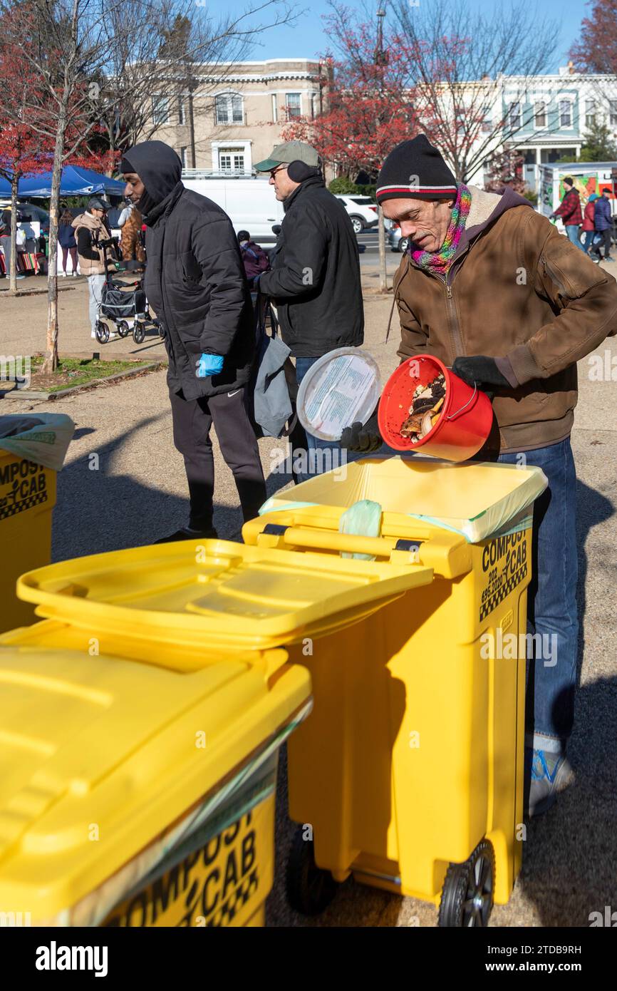 Washington, DC - la gente lascia rifiuti alimentari compostabili all'Eastern Market di Capitol Hill. È uno dei dodici siti gestiti dalla città ogni settimana Foto Stock