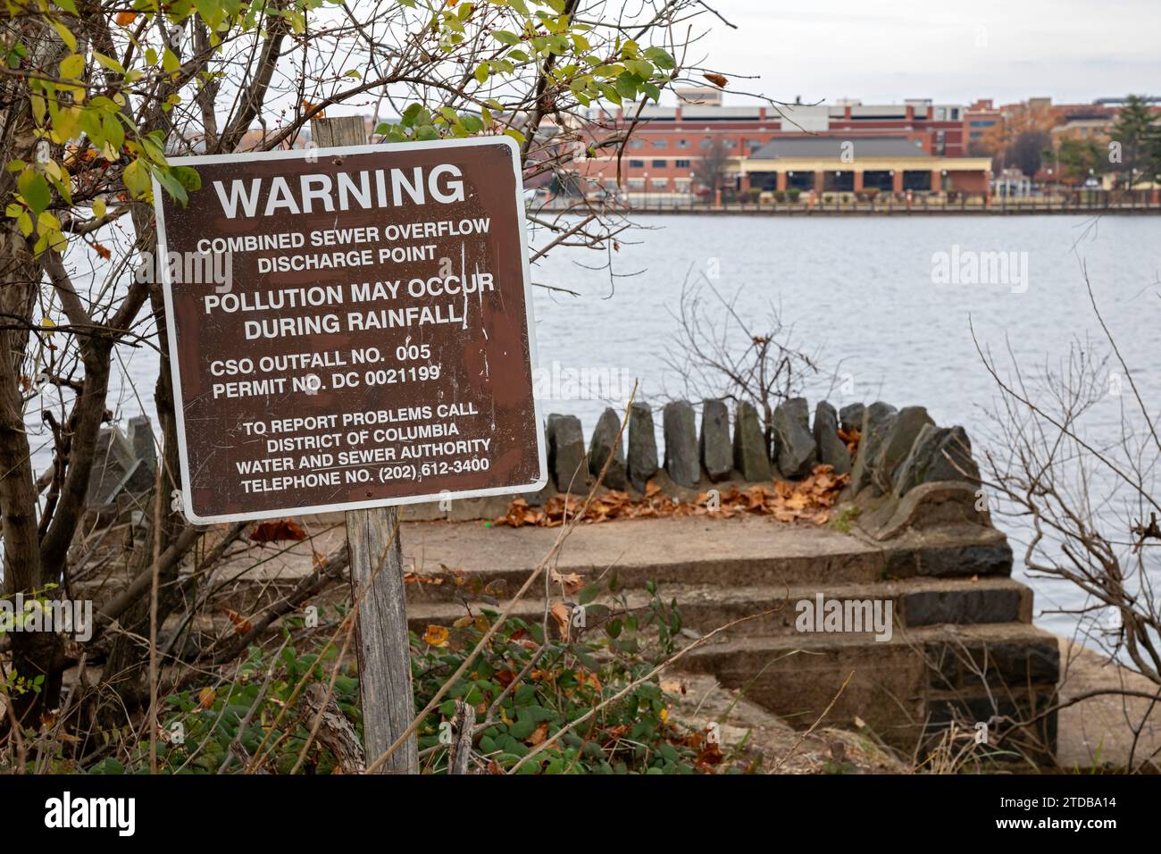 Washington, DC - Un segnale avverte di possibili fuoriuscite di acque reflue sul fiume Anacostia. Il trabocco potrebbe verificarsi quando la pioggia travolge un sistema fognario Foto Stock